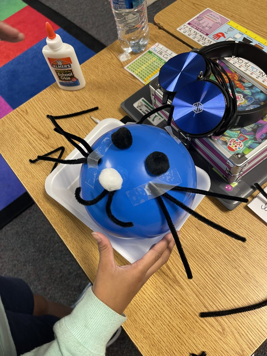 Best_Bulldogs's tweet photo. @TheViewWithMrsQ’s class incorporated STEM in to her reading class. Students read Balloons Over Broadway with Mrs. Quintana and made a little float for their upcoming parade on Friday! Way to go Mrs. Q! We are loving the STEM integration with @SciTechOnBlast’s ideas! #STEM https://t.co/JT9R1sA1ZG