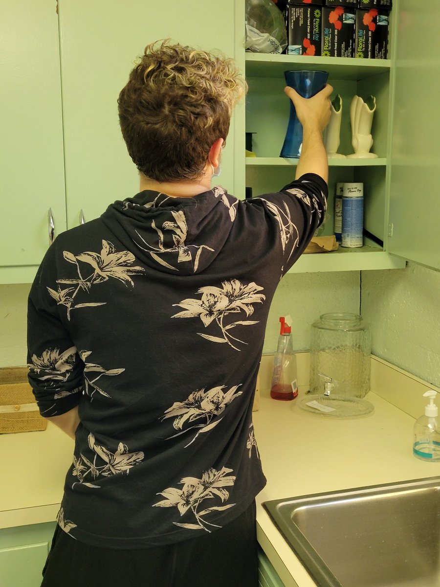 academy_wm's tweet image. More service learning! Our students volunteer at the Our Lady Queen of Peace food shelter. They help stock, clean, organize and more. We are proud of the ways our students give back to the community 👏👏 #wmhometownpride