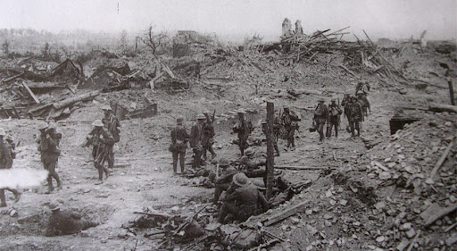 IrishAmericaMus's tweet photo. #OTD in 1916, the #BattleoftheSomme ended. More than 29,464 Irish died in this battle which dragged on for 141 days &amp; cost a million lives. The 36th #UlsterDivision made a 'blood sacrifice' on Day 1, July 16th, suffering more than 5,000 casualties, around 2,000 of whom lay dead. https://t.co/VLXIyQSFjg