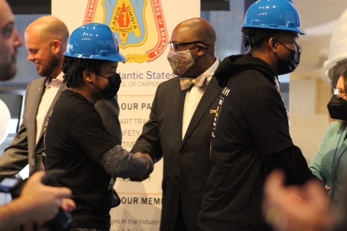 pps_cte's tweet image. Carpenters' Union Rep. Joel Niecgorski, Interim PPS Superintendent Wayne Walters, &amp;amp; PA Senator Lindsey Williams congratulate our new Carpentry Pre-Apprentices. #WorkforceinPA #NAW2021