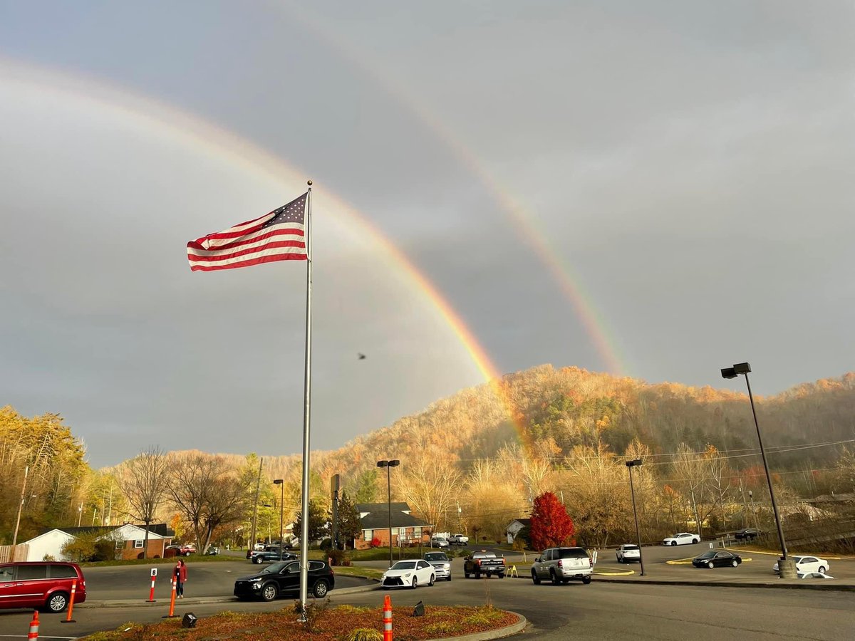 Not_Rady_Martin's tweet photo. @EvanWYMT   @brobwx @WYMT @AnnaWShepherd Prestonsburg Elementary and Old Glory this morning https://t.co/ZxRmolJfrg