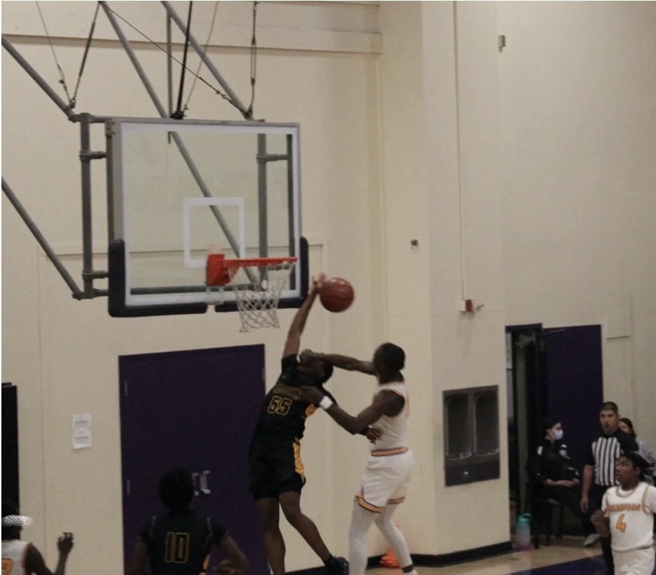 jerviscole's tweet photo. Is this a foul or a clean block shot? Guess what this call was on the floor. Edison vs Fresno High Nov. 12, 2021 #RefBadCall https://t.co/5ZmEjPFksC