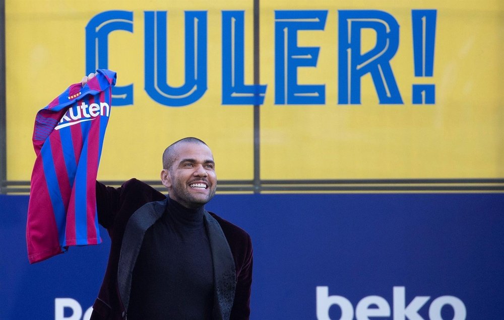 Dani Alves cobrará en el Barcelona el mínimo que permite la Liga: 155.000 euros al año. Para que os hagáis una idea mejor, es lo que cobra Messi en un día y medio...