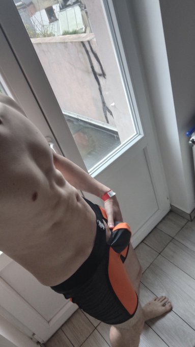 J'adore m'exhiber sur mon balcon... A 50rt je vous fais la vid&eacute;os ;) Malgr&eacute; le froid 🥶🥶🥶 https://t.c<a href="/tag/maqueue"class="tags"><span>#maqueue</span></a>