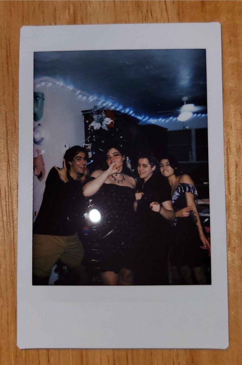 sanwichdemezcla's tweet image. Friendsgiving 🧡🌼with prom pictures and a whole ass veggie menu 💖