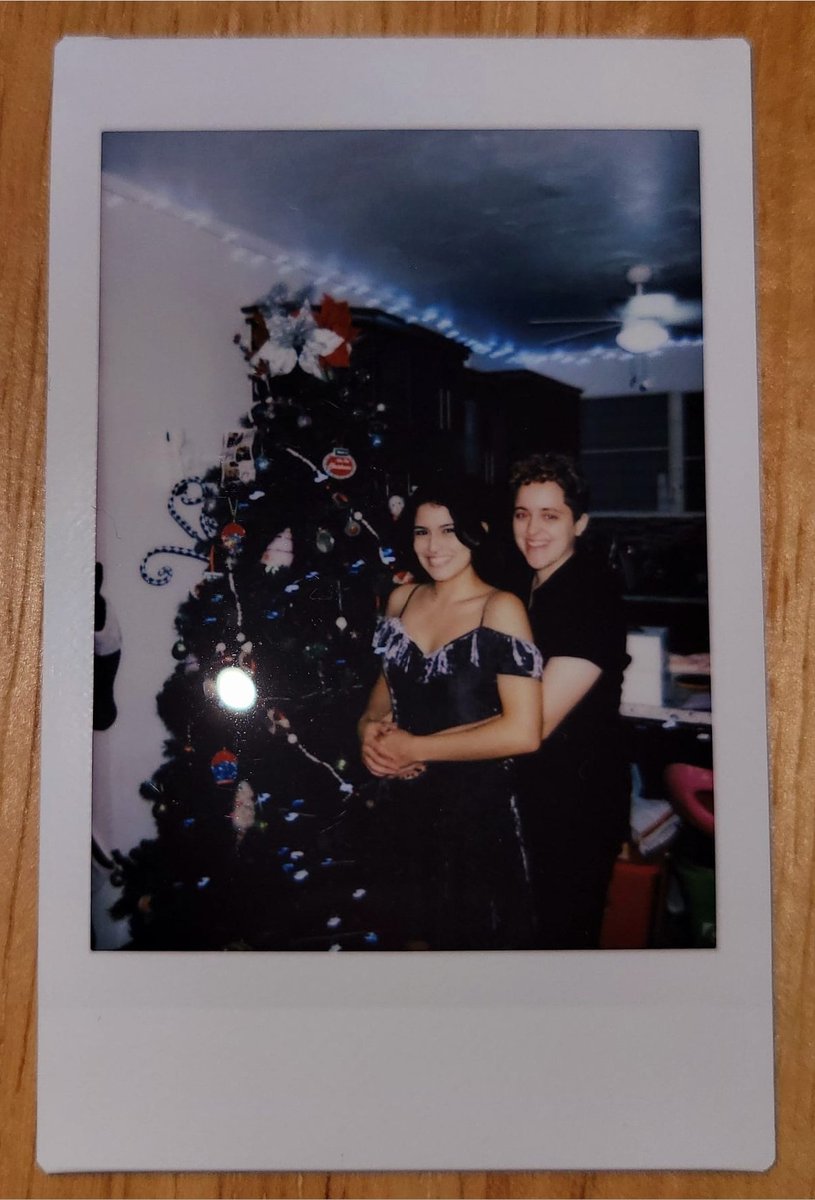 sanwichdemezcla's tweet image. Friendsgiving 🧡🌼with prom pictures and a whole ass veggie menu 💖