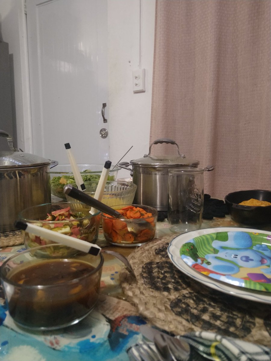 sanwichdemezcla's tweet image. Friendsgiving 🧡🌼with prom pictures and a whole ass veggie menu 💖