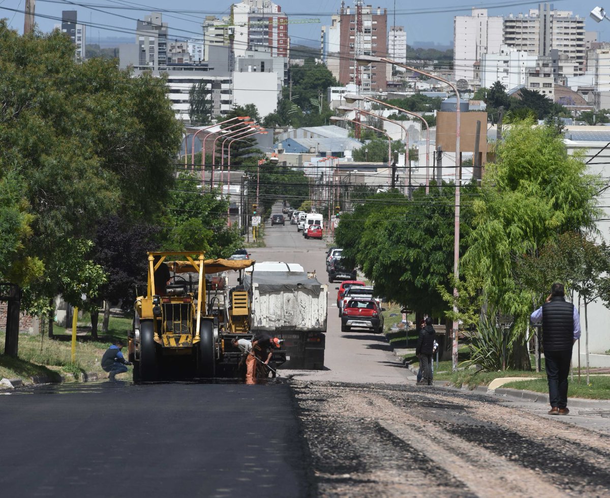 Carreteras2000's tweet photo. Continúan los trabajos de #pavimentación en Bahía Blanca! 

• WhatsApp 291-4378577
• Teléfono 291-4544862
• Mail info@carreteras2000. com. ar

Búscanos en todas las redes sociales!
#Rapibach #AsfaltoFrio #Bacheador #ObraVial #OBRAS
#Construccion https://t.co/KGLcv2FU7A