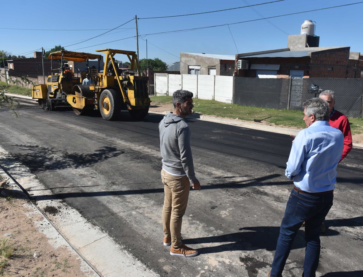 Carreteras2000's tweet photo. Continúan los trabajos de #pavimentación en Bahía Blanca! 

• WhatsApp 291-4378577
• Teléfono 291-4544862
• Mail info@carreteras2000. com. ar

Búscanos en todas las redes sociales!
#Rapibach #AsfaltoFrio #Bacheador #ObraVial #OBRAS
#Construccion https://t.co/KGLcv2FU7A