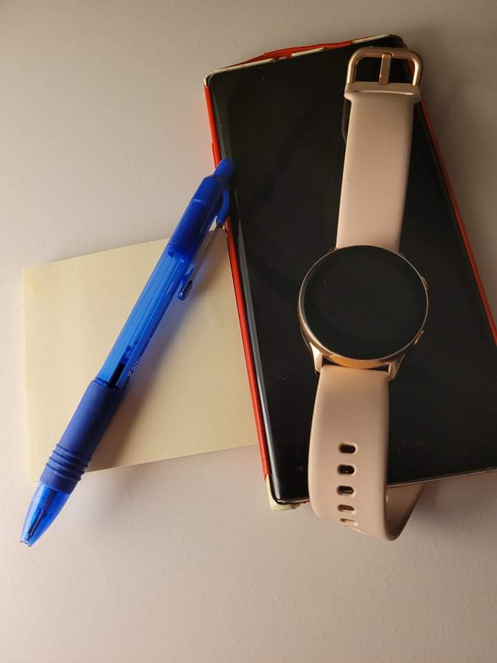 D4: Eitthvað sem mér finnst nauðsynlegt að nota á hverjum degi... Sími, snjallúr, postid og penni🤪

#12dagatwitter