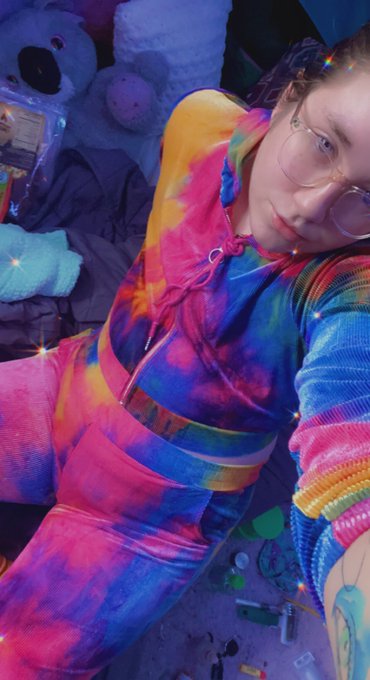 Who wants to do a Skype session today? 🥰🥰 I also do FaceTime.   $25 for 10 mins https://t.co/iYMk0OR