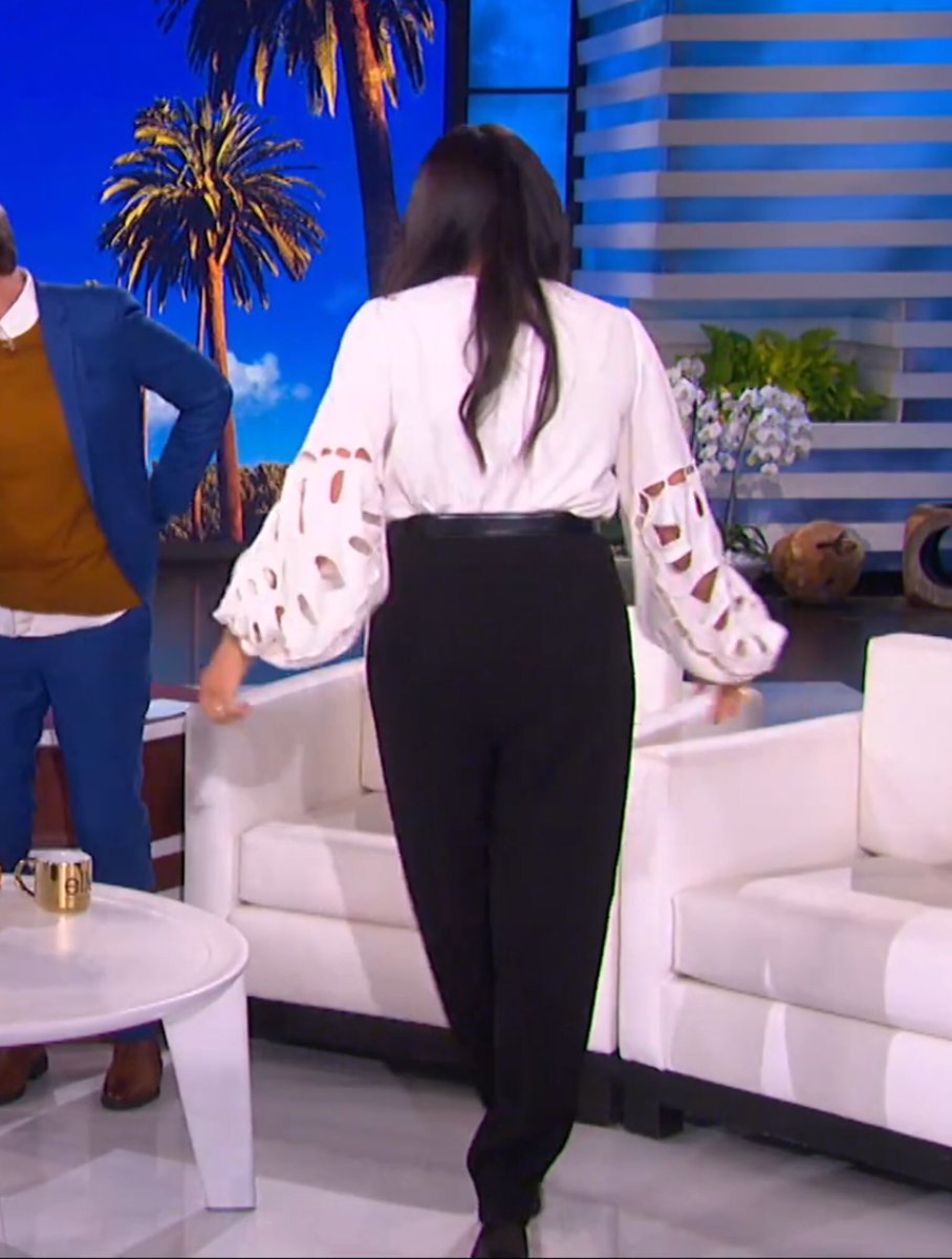 Solidmoonlight's tweet photo. Meghan’s trousers and pinky ring worn on Ellen. #DuchessofSussex https://t.co/LXJeRVvhtY