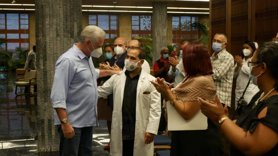 aparedesrebelde's tweet photo. El Dr #CarlosLeonardoVázquez, #agenteFernando de los Órganos de la Seguridad del Estado, está en el #PalacioDeLaRevolución "Es un honor tenerlo entre nosotros hoy", le dice @DiazCanelB, quien se reúne con una representación de profesionales de la salud que combaten la #Covid19 🇨🇺 https://t.co/VIFYcWO3j6