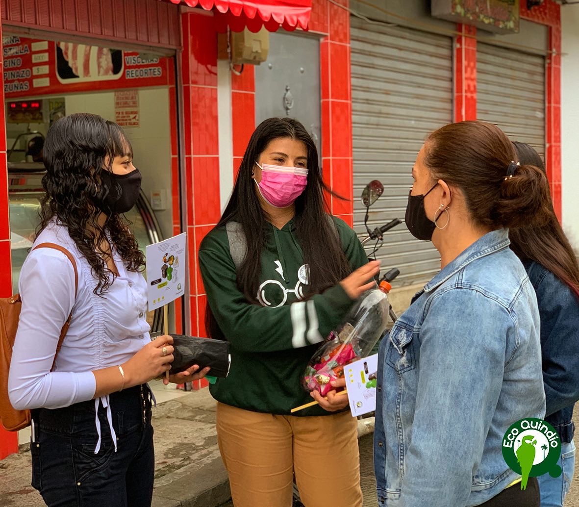 El sábado anterior estuvimos en el municipio de Circasia 🙋🏻‍♂️🙋🏼‍♀️ enseñandoles a los circasianos la forma correcta de separar nuestros residuos 😃 y también mostrándoles los ecoladrillos 💚.
#HagamosEco #quindio #separaciónderesiduos