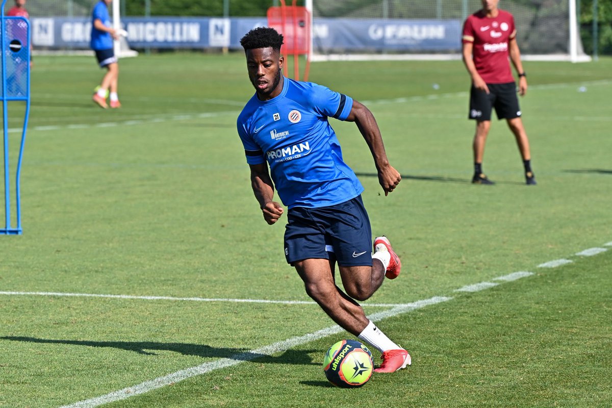 ActuFoot_'s tweet photo. 🔴 Sous menace d’agression physique, Elye Wahi (viré du centre de formation de Caen non pas pour avoir frappé un surveillant) aurait obligé des collégiens du centre de formation à se masturber devant lui dans les toilettes, selon @Romain_Molina. https://t.co/zYW6zvmyGz