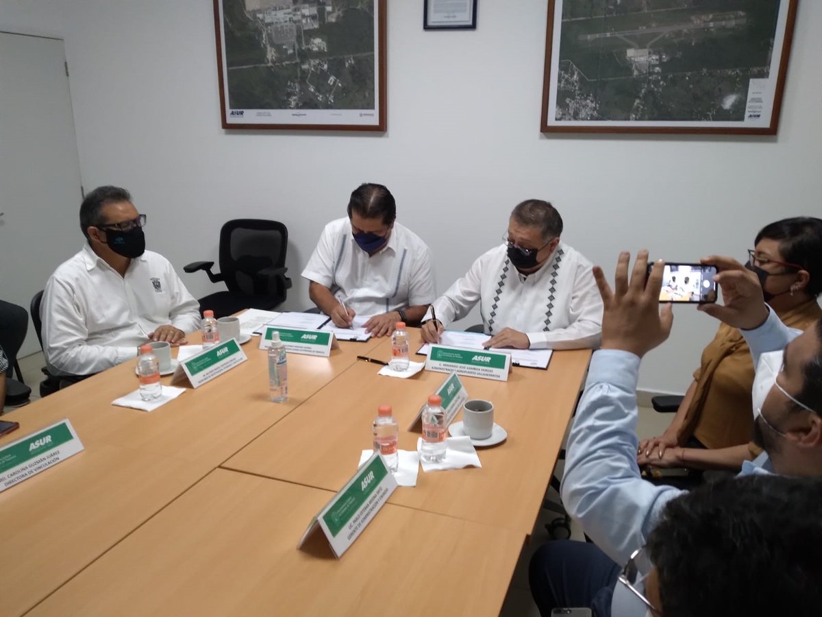 UJAT's tweet photo. Firman la UJAT y ASUR convenio para fortalecer trabajo de rescate del medio ambiente y atención de emergencias
https://t.co/9zzMKDvRV9 https://t.co/HlHJt3S0qz