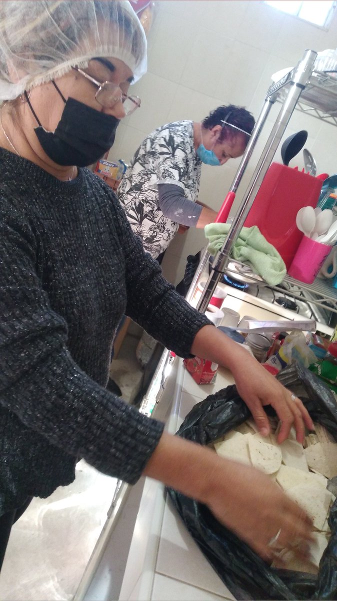 Hoy todos los voluntarias estuvimos muy activos  gracias por que ya cumplimos 2 meses con el desayunador  gracias a quienes nos apoyan a distancia como padrinos