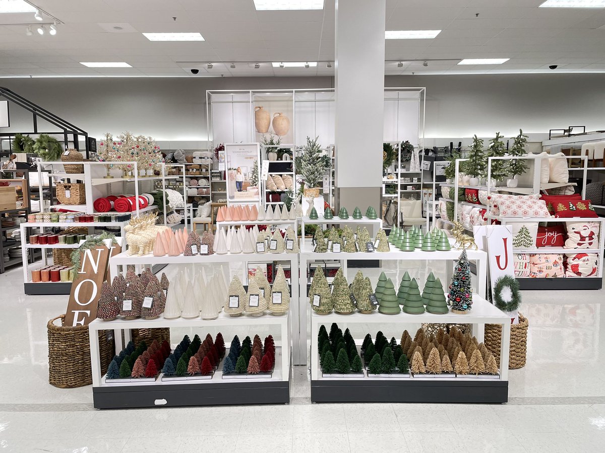 RaulitoVm1888's tweet photo. Better late then ever, Home Innovation speaks Christmas aside from late ISM. Collaborating with VM Ilse by executing and remerchandising really speaks understanding through Visuals @T1888SSL_Jenn @matt_jockl #VisualMerchandising / #HomeFlat / #VMTraining https://t.co/K5zChgoMM5