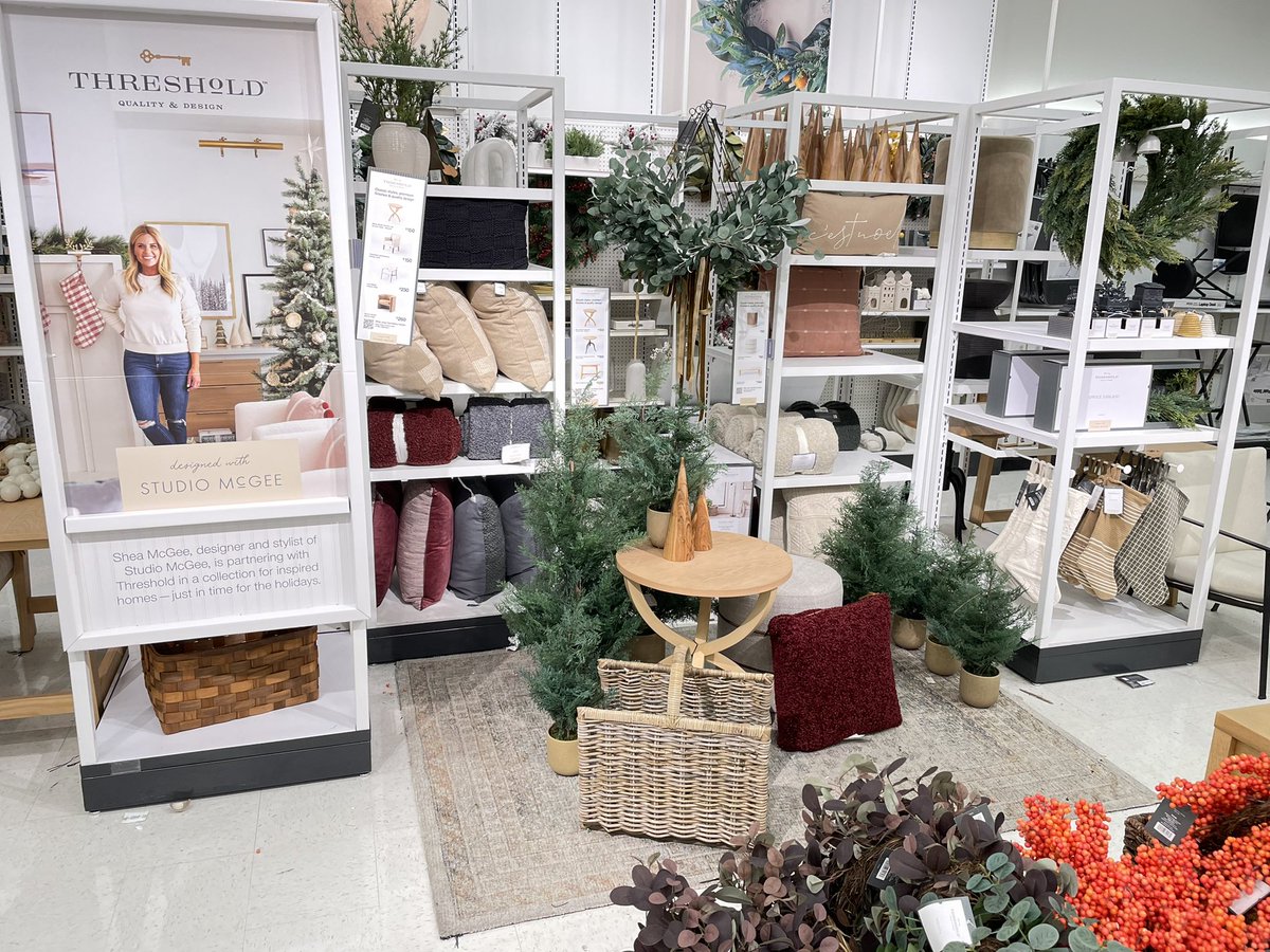 RaulitoVm1888's tweet photo. Better late then ever, Home Innovation speaks Christmas aside from late ISM. Collaborating with VM Ilse by executing and remerchandising really speaks understanding through Visuals @T1888SSL_Jenn @matt_jockl #VisualMerchandising / #HomeFlat / #VMTraining https://t.co/K5zChgoMM5