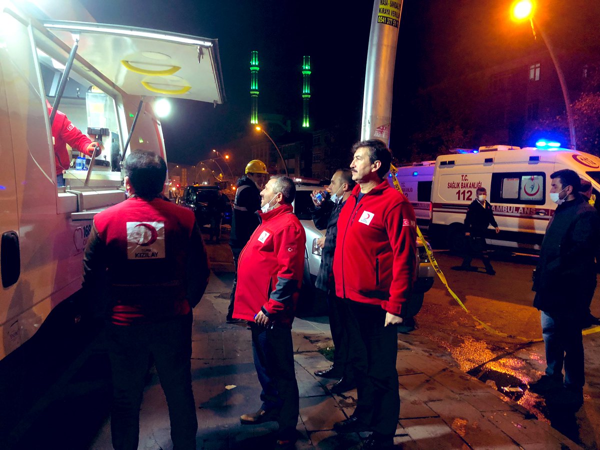 Keçiören ilçemizde meydana gelen patlamanın ardından ekiplerimiz ve gönüllülerimiz ekipmanlarımızla birlikte arama kurtarma çalışmalarının devam ettiği bölgeye destek vermek üzere olay yerinde.
<a href="/Kizilay/">Türk Kızılay</a> <a href="/KizilayKecioren/">KIZILAY KEÇİÖREN</a>