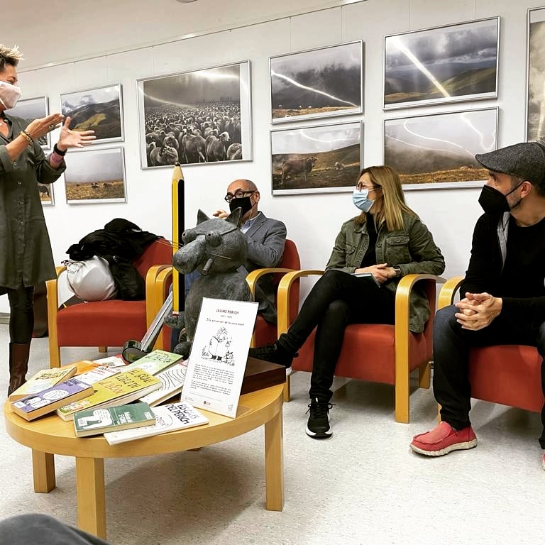 BibJaumePerich's tweet photo. ✏Ha estat un plaer tenir avui amb nosaltres a @kapdigital @raquelperich i @iuforn parlant-nos del llibre 'Un abric verd penicil.lina' i de la figura de Jaume Perich i Escala. Moltes gràcies a tots! @ajpremiadedalt @BibliosMaresme @bibliotequesXBM https://t.co/0ahLOYr8BM