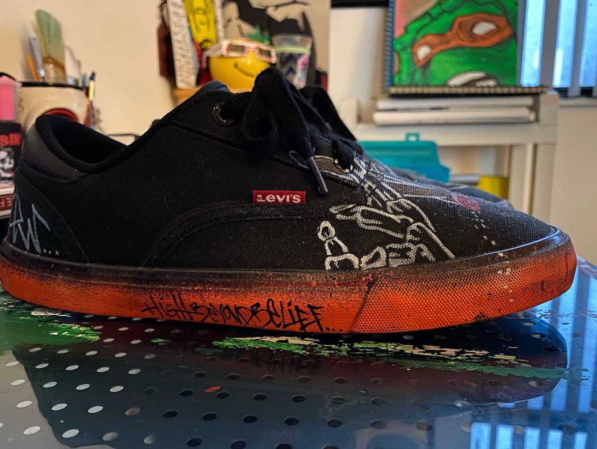 MySPOView's tweet photo. My 1st time experimenting with customizing a pair of kicks #somethinglite https://t.co/RQp52gev8o