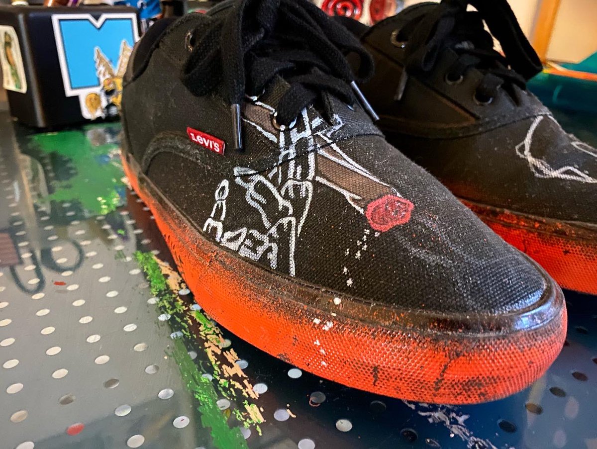 MySPOView's tweet photo. My 1st time experimenting with customizing a pair of kicks #somethinglite https://t.co/RQp52gev8o