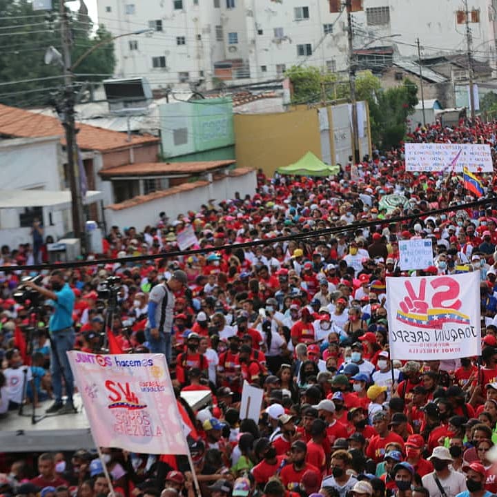 Soykarinacarpio's tweet photo. Aquí hay un pueblo que se juega todo por el todo 🙌🏻 que no se rinde ni se rendirá jamás. A todos nos corre por las venas el amor por cada rincón de nuestro Estado. Y no vamos a descansar hasta convertirlo en la Aragua que todos soñamos❤️

@NicolasMaduro
@dcabellor 
@PartidoPSUV https://t.co/jM8adNkvJu