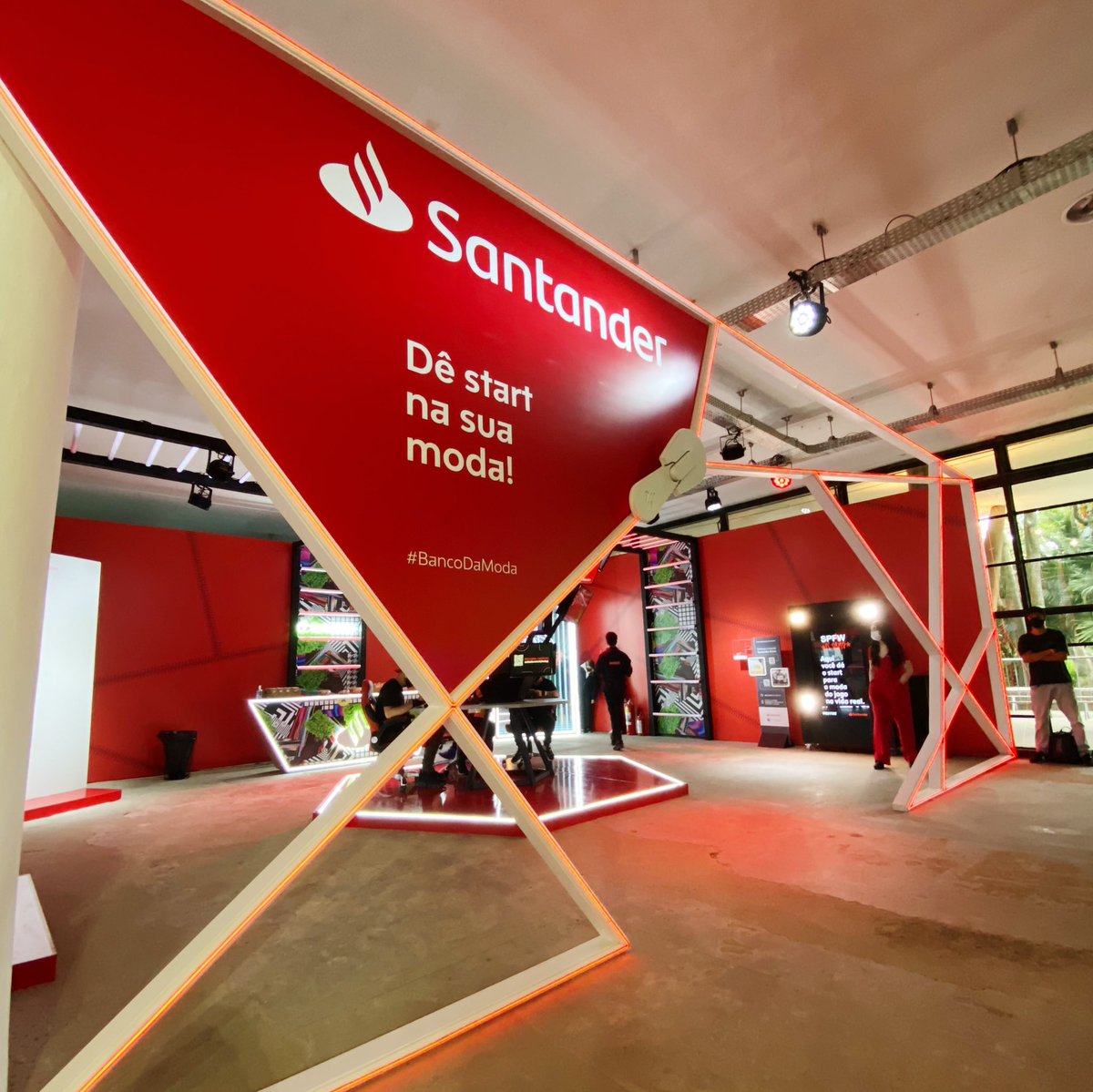 santander_br's tweet photo. O #SPFW, apresentado pelo Santander, conta com uma programação online e presencial esse ano. São muitos conteúdos sobre moda e empreendedorismo para você. Acompanhe em @sfpw ou pelas nossas redes sociais. #OBancoDaModa https://t.co/mNLj29fzBQ
