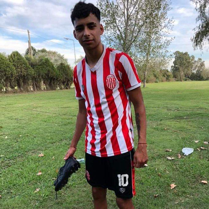 MolinaGusta's tweet photo. Lucas González y a Blas Correas tenías 17 años cuando la Policía los persiguió y asesinó a balazos.
A ambos les plantaron armas para simular un enfrentamiento.
Las Policías de @horaciorlarreta y @JSchiaretti asesinan a nuestros pibes.
#NuncaMas https://t.co/GDCdq5H7Zr