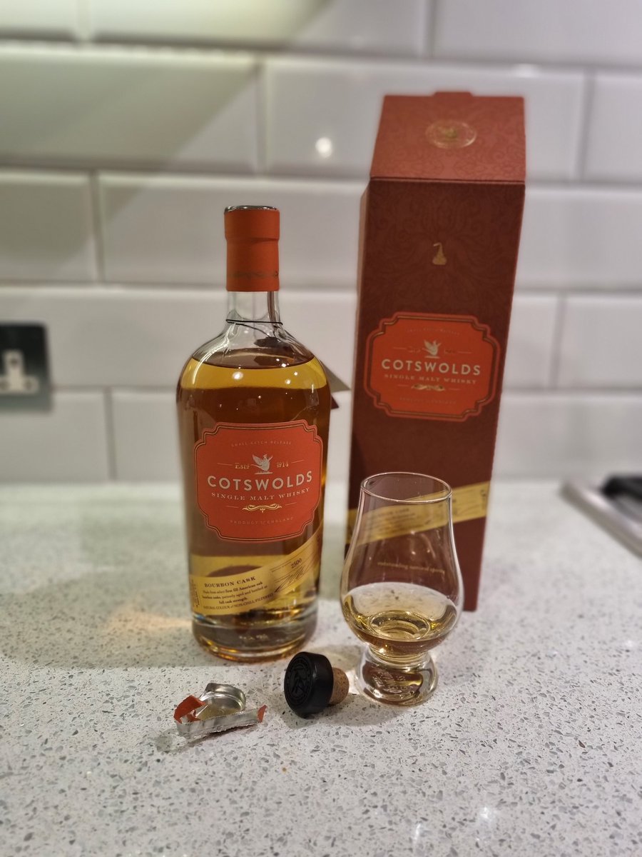 TomsDram's tweet photo. #ThursdayNightGlug #BottleBirth #PopThatCork @Cotswoldistill #BourbonCask Hubba hubba! Yum! https://t.co/RZ7ESWHhEM