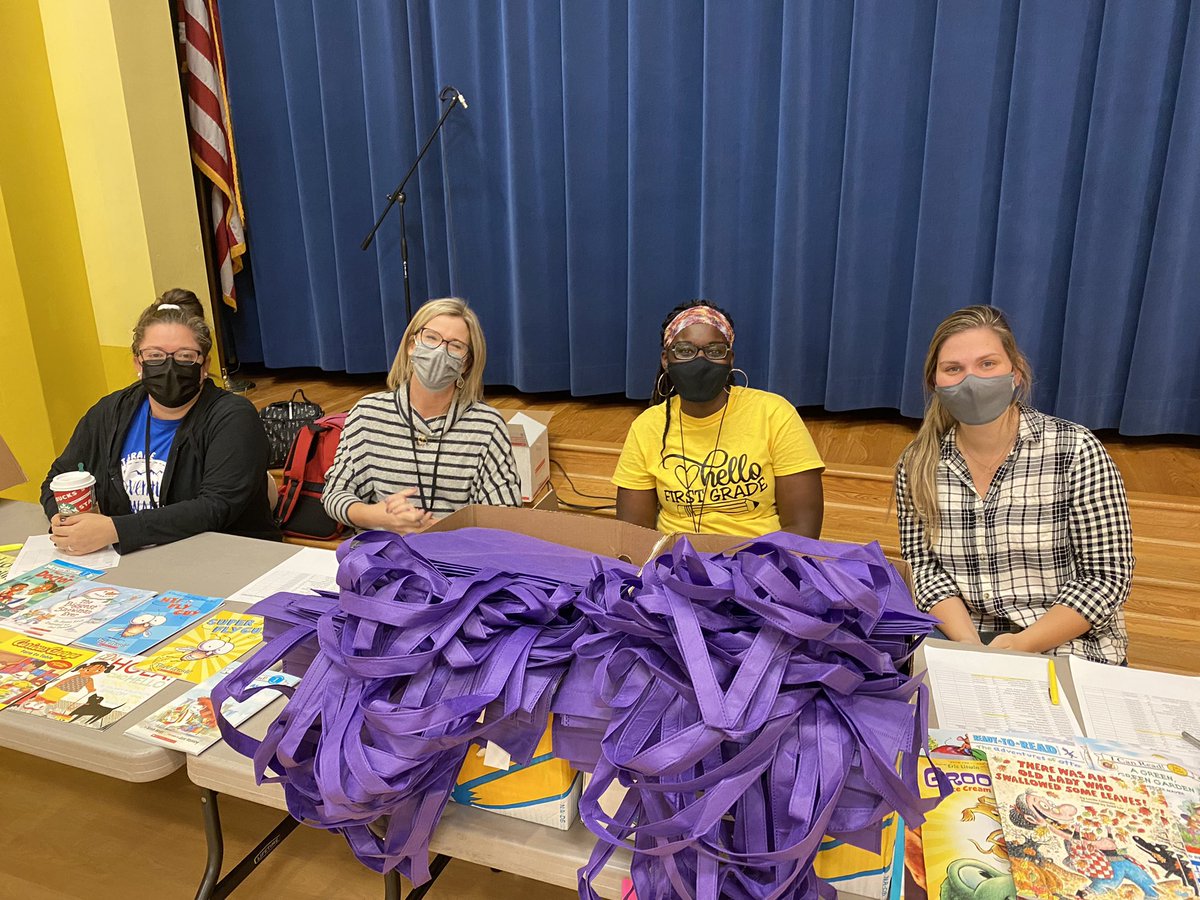 MrsLorbacher's tweet photo. What a wonderful family night! So grateful to have planned it with the best @Averscounselor  Thank you to everyone who helped!! #fallintoreading https://t.co/Sc621mAkUG