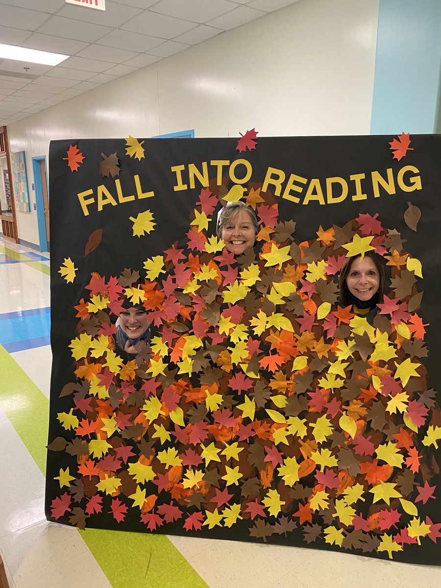 MrsLorbacher's tweet photo. What a wonderful family night! So grateful to have planned it with the best @Averscounselor  Thank you to everyone who helped!! #fallintoreading https://t.co/Sc621mAkUG