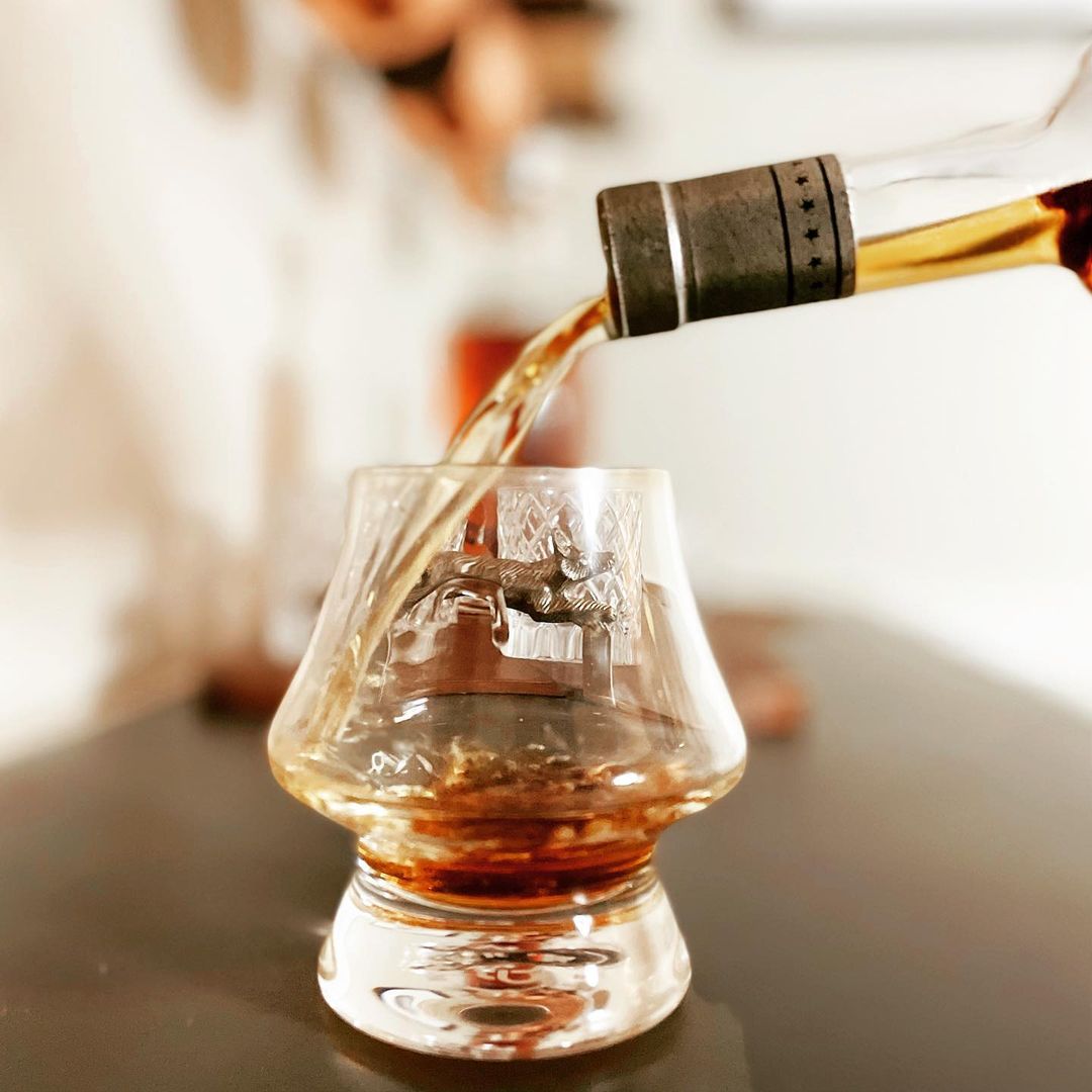 eaglerarelife's tweet photo. A distinctly American pour. 
(IG 📷: bourbonblake)⁣ https://t.co/UXcH45AmhV