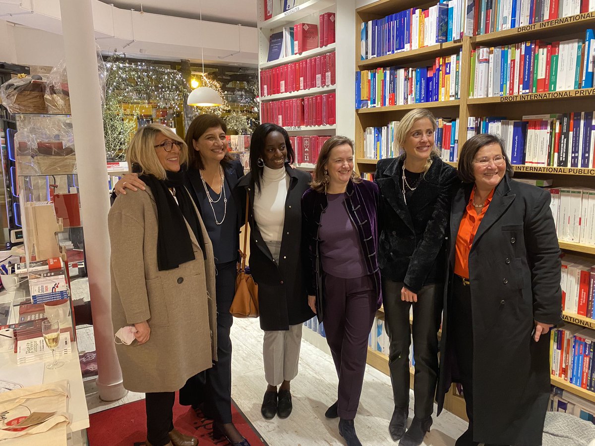 Féral-Schuhl (@feral_schuhl) on Twitter photo Immense privilège et plaisir de partager avec <a href="/juliettemel/">juliettemel</a> <a href="/JulieCouturier_/">Julie Couturier</a> <a href="/PEYRONA/">PEYRON Marie-Aimée</a> <a href="/aminataniakate/">Aminata Niakate 🌻🍉</a> <a href="/sylvief/">Sylvie F</a> ce moment d’émotion et de convivialité à l’occasion de la sortie du livre #femmesdeloi à la librairie <a href="/libdalloz/">Librairie Dalloz</a> Immense privilège et plaisir de partager avec <a href="/juliettemel/">juliettemel</a> <a href="/JulieCouturier_/">Julie Couturier</a> <a href="/PEYRONA/">PEYRON Marie-Aimée</a> <a href="/aminataniakate/">Aminata Niakate 🌻🍉</a> <a href="/sylvief/">Sylvie F</a> ce moment d’émotion et de convivialité à l’occasion de la sortie du livre #femmesdeloi à la librairie <a href="/libdalloz/">Librairie Dalloz</a>