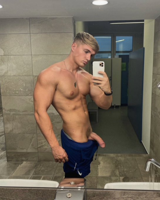 Rate my gymfit 1-10  Locker rooms have the best mirrors 😜 https://t.co/U973JS04eb
