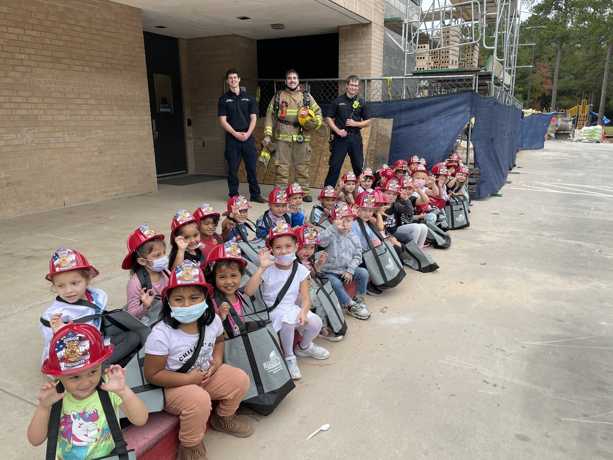 librarydiehl's tweet photo. This deserves its own tweet! Pre-K firefighter are pretty cute. 
#careerday @CreightonCISD #whocancubscan https://t.co/tp7sZn1QZi