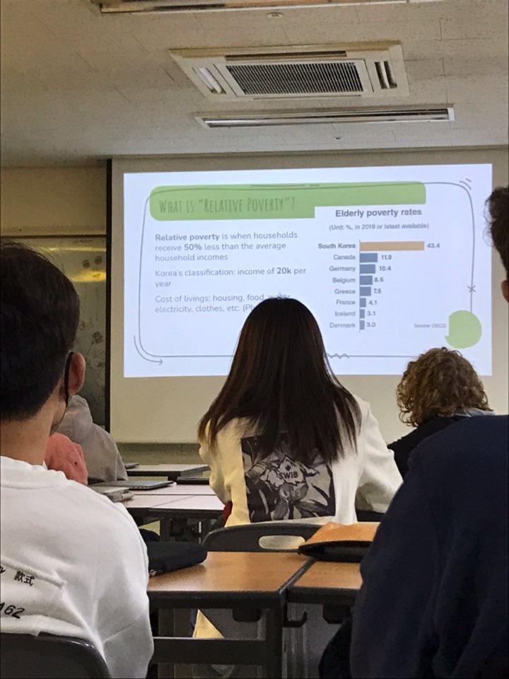 natesamuelson10's tweet photo. HS student presenting to MS students about relative poverty. #OneKIS #Connections https://t.co/dgfh9ZyC6A