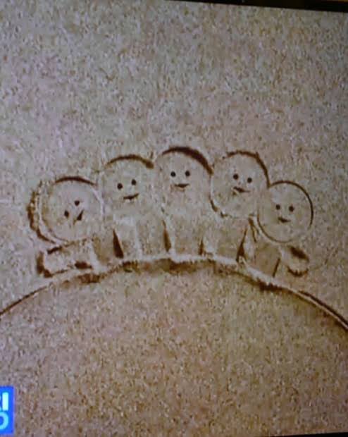 み み Sumo Ssltokyo ルンバの頑張った形跡が 昔nhkでやっていた砂アニメのアエイオウ思い出しましたw T Co Oz0a00jq3e Twitter