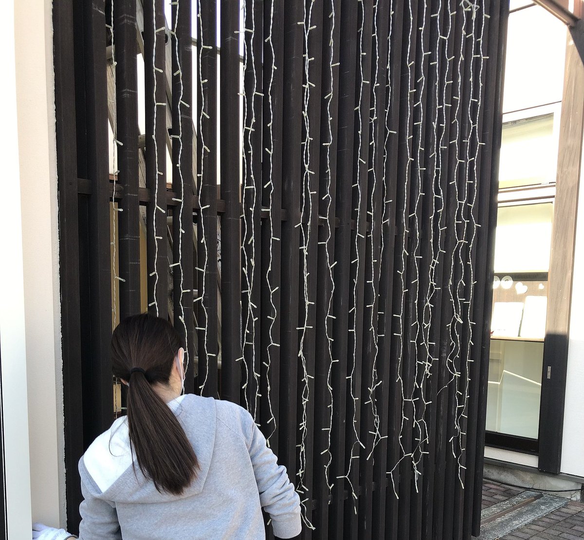 akipudding's tweet image. 店舗のイルミネーション装飾をやっています！！！　完成したらめちゃくちゃ綺麗だから楽しみ〜！！！　#イルミネーション  #群馬　#高崎　#輪のスタッフ　#輪のあたりまえ　#ジュエリー　#ブライダル