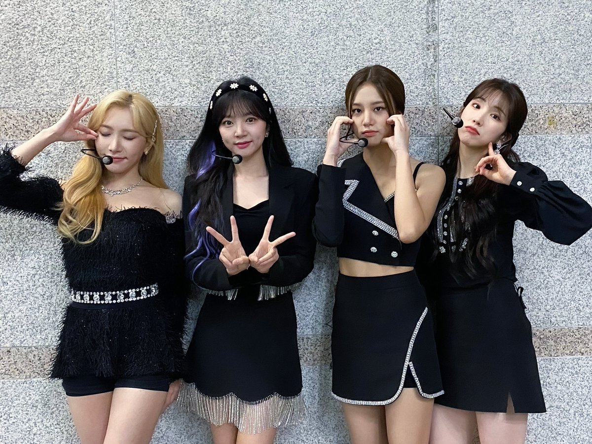 officialLABOUM's tweet photo. [#라붐]

심플리케이팝에서 블랙붐과 만나요🖤

#LABOUM #BLOSSOM 
#키스키스 #KissKiss
#다시_만나_설레게_해 https://t.co/E2svYoIwI8
