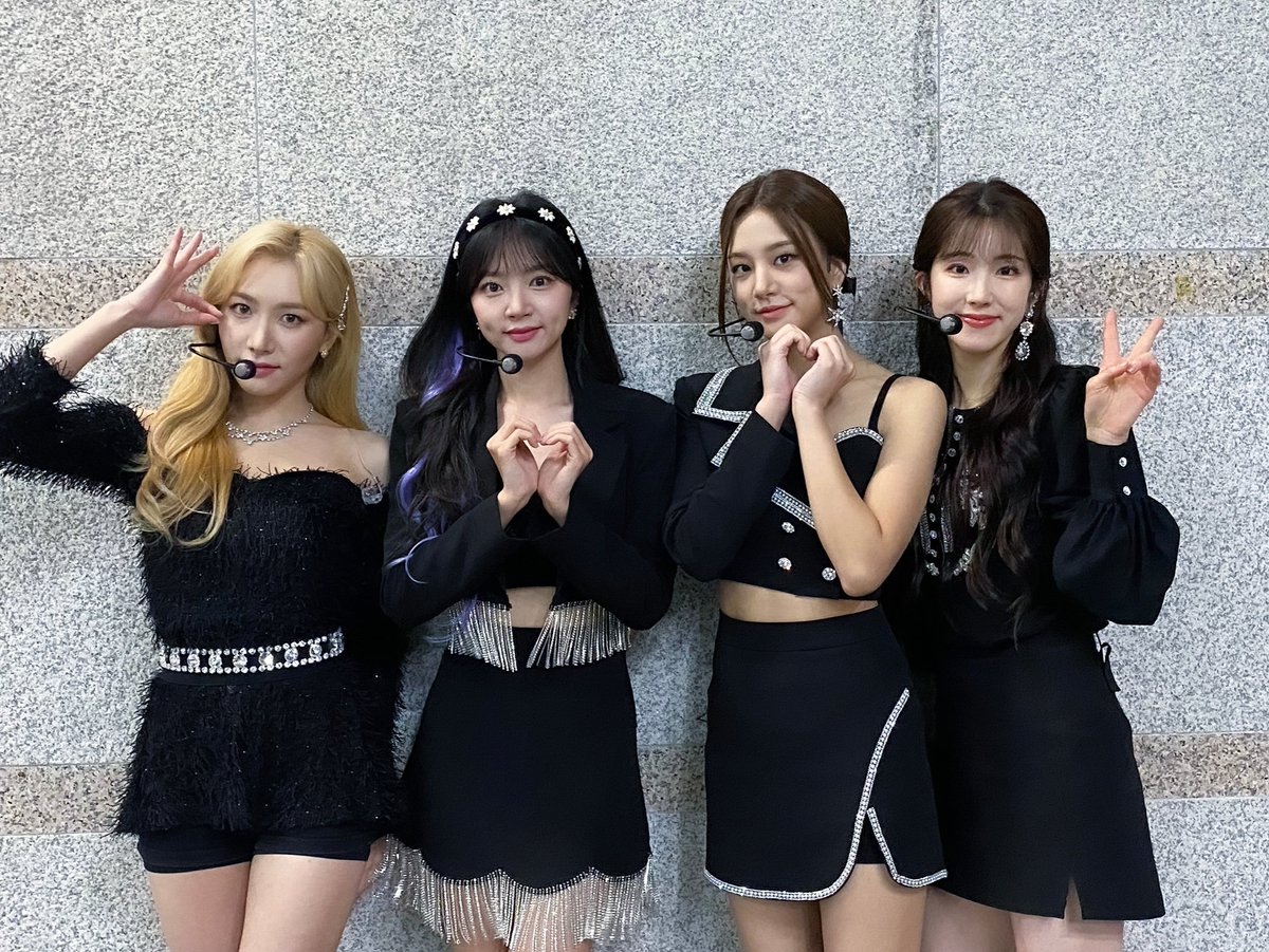 officialLABOUM's tweet photo. [#라붐]

심플리케이팝에서 블랙붐과 만나요🖤

#LABOUM #BLOSSOM 
#키스키스 #KissKiss
#다시_만나_설레게_해 https://t.co/E2svYoIwI8