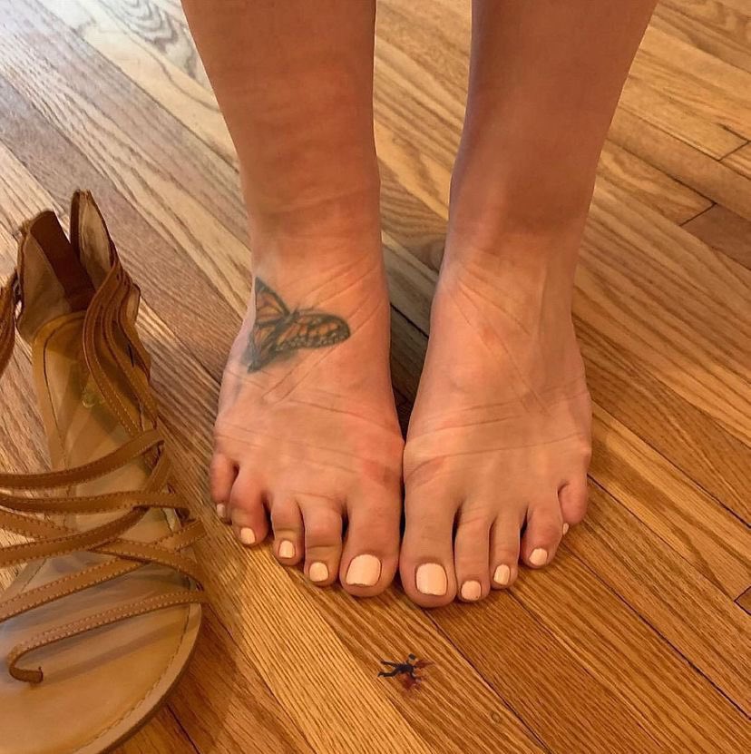 hello_harleen's tweet photo. What color should I paint my toenails? They’re baby pink right now 😘
#Sizetwitter #feet #footfetısh https://t.co/6fdnHCJB8M