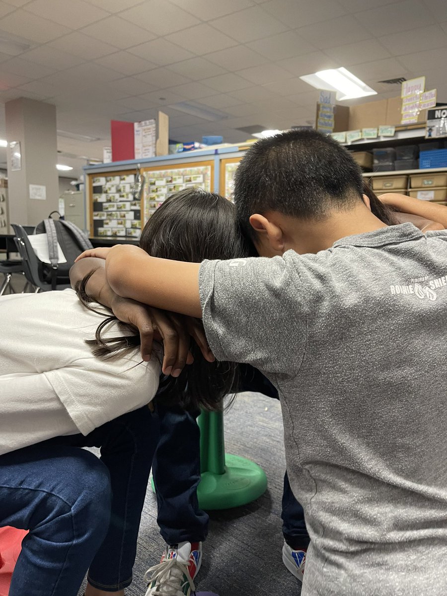 LesaPewitt's tweet photo. After school tutoring fun! Group huddle reading comprehension game. @ReedElementary https://t.co/hbybumQzTB