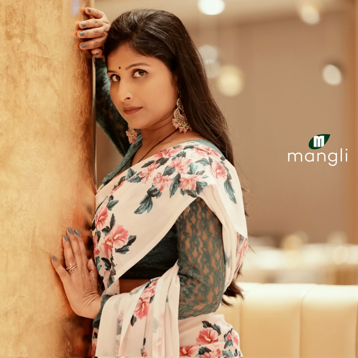 iamMangli's tweet photo. Dont change to fit  the fashion, change the fashion to fit you ♥️♥️

Saree : @pawdesignerstudio
EC @aretty_ram_naresh_0608

#Mangli  #Telangana  #AndhraPradesh  #FolkQueen #TelanganaSongs  #janapadam #India  #Fashion #Beauty #queen #Hyderabad #Banjara #MangliSinger  #MangliSongs https://t.co/laTDyT9hDa