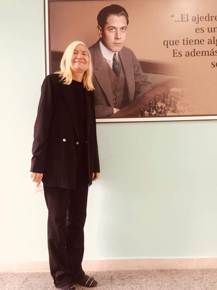 Guerrerotony161's tweet photo. Esta sencilla e inteligente mujer con profunda tenacidad, esa de quien lucha por la victoria y no admite ni una tabla, logró convertir en realidad el sueño de tener en #Cuba 🇨🇺 esta Aula Especial de Ajedrez. ¡Felicidades GM Vivían Ramón Pita! Merecida inauguración. #CubaVive https://t.co/7VeugxDVa9