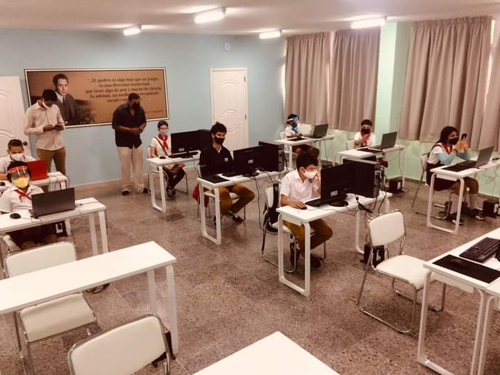 Guerrerotony161's tweet photo. Esta sencilla e inteligente mujer con profunda tenacidad, esa de quien lucha por la victoria y no admite ni una tabla, logró convertir en realidad el sueño de tener en #Cuba 🇨🇺 esta Aula Especial de Ajedrez. ¡Felicidades GM Vivían Ramón Pita! Merecida inauguración. #CubaVive https://t.co/7VeugxDVa9
