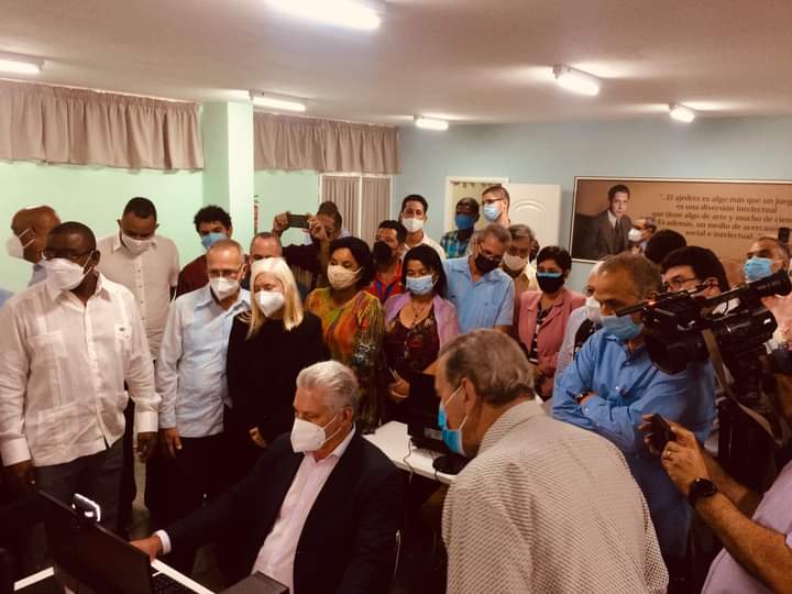 Guerrerotony161's tweet photo. Esta sencilla e inteligente mujer con profunda tenacidad, esa de quien lucha por la victoria y no admite ni una tabla, logró convertir en realidad el sueño de tener en #Cuba 🇨🇺 esta Aula Especial de Ajedrez. ¡Felicidades GM Vivían Ramón Pita! Merecida inauguración. #CubaVive https://t.co/7VeugxDVa9