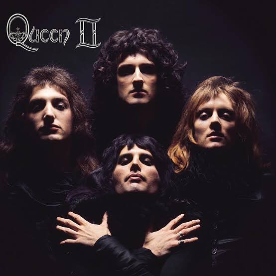 PortalQueen's tweet photo. Infelizmente hoje perdemos uma lenda, Mick Rock. Mick trabalhou com grandes estrelas e produziu diversos ensaios do Queen, inclusive as icônicas capas dos álbuns Queen II e Sheer Heart Attack. 
Sua genialidade e criatividade eram incomparáveis, fará muita falta. https://t.co/k2EtCPbRhm