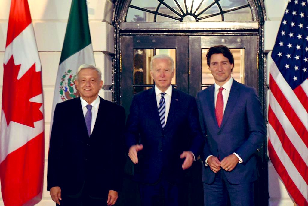 andreitav92's tweet photo. Que felices se ven los líderes mundiales 🥰.
Lo bueno es que nada más se quitaron el cubrebocas por cortesía  con el Presidente @lopezobrador_  diría la tal Denisse Dresser..😁 https://t.co/n5BlDzXJzO